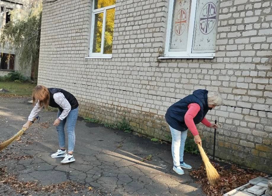 В рамках масштабной акции «1000 добрых дел», приуроченной ко дню рождения Президента Российской Федерации Владимира Путина, в Мангушском муниципальном округе состоялся экологический субботник «Чистый ДК. День добрых дел» В рамках масштабной акции «1000 добрых дел», приуроченной ко дню рождения Президента Российской Федерации Владимира Путина, в Мангушском муниципальном округе состоялся экологический субботник «Чистый ДК. День добрых дел»