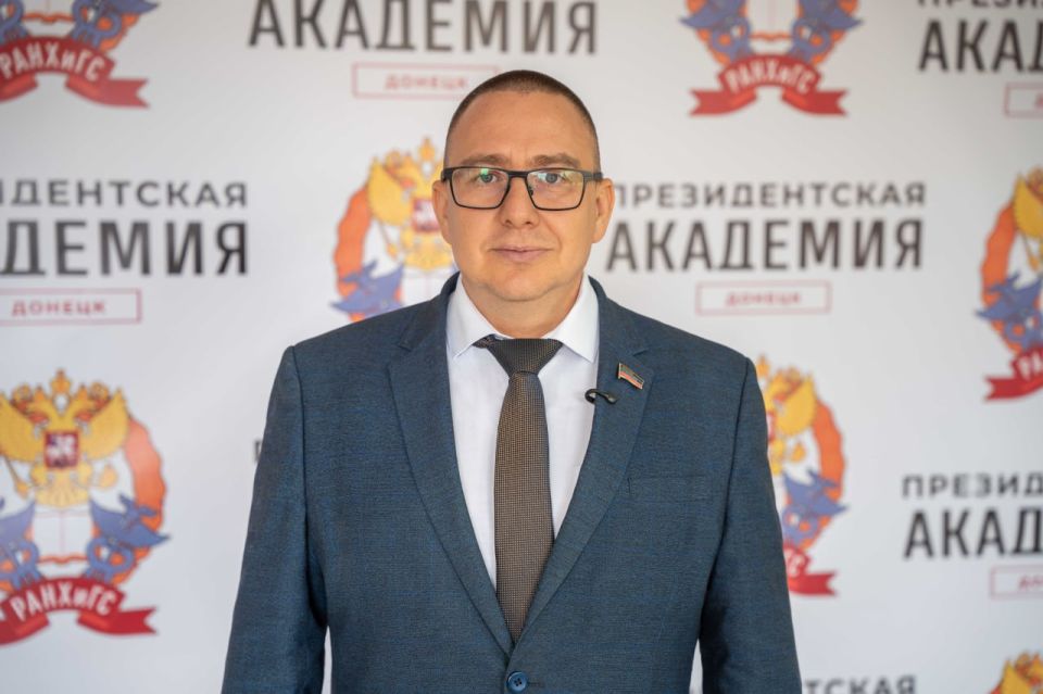 Андрей Крамар: Сегодняшний день, когда свой профессиональный праздник отмечают работники дополнительного образования, начал со встречи с Ларисой Борисовной Костровец, директором Донецкого филиала Президентской академии... Андрей Крамар: Сегодняшний день, когда свой профессиональный праздник отмечают работники дополнительного образования, начал со встречи с Ларисой Борисовной Костровец, директором Донецкого филиала Президентской академии...