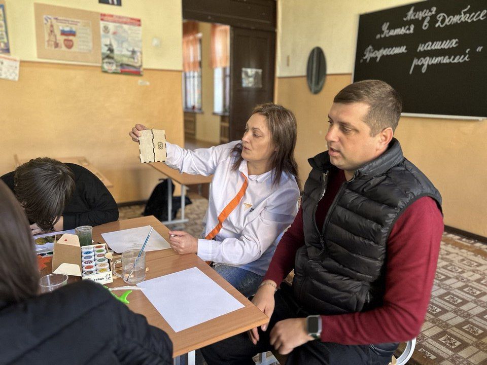 Олег Трофимов: В школах и колледжах Донецкой Народной Республики проходят профориентационные «Классные встречи» с родителями Олег Трофимов: В школах и колледжах Донецкой Народной Республики проходят профориентационные «Классные встречи» с родителями