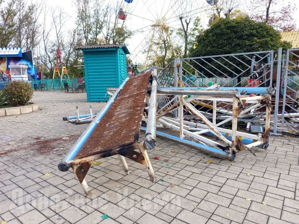 "Новые в полном порядке": в донецком парке Щербакова сгорел один из старых аттракционов "Новые в полном порядке": в донецком парке Щербакова сгорел один из старых аттракционов