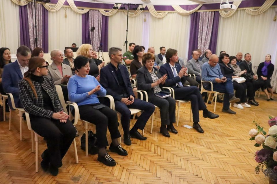 Сергей Самохин: Поучаствовал в пленарном заседании Общественной палаты ДНР, где Председатель ОП Республики Александр Кофман (я с ним на первой фотографии) рассказал о Международном фестивале креативных индустрий «Звезды над... Сергей Самохин: Поучаствовал в пленарном заседании Общественной палаты ДНР, где Председатель ОП Республики Александр Кофман (я с ним на первой фотографии) рассказал о Международном фестивале креативных индустрий «Звезды над...