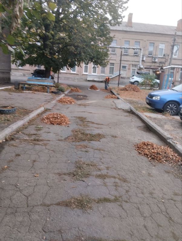 С заботой об округе.. За 08.10.2025 года работниками МУП АГЯ «ЖЭК» выполнены следующие виды работ: выполнены работы по уборке придомовой территории по адресам: С заботой об округе.. За 08.10.2025 года работниками МУП АГЯ «ЖЭК» выполнены следующие виды работ: выполнены работы по уборке придомовой территории по адресам: