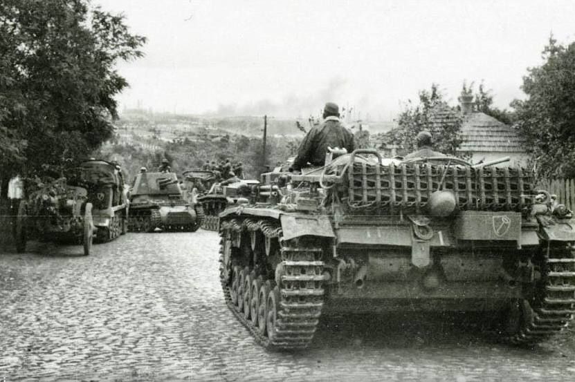 8 октября 1941 года в центр Мариуполя прорвались передовые части войск СС нацистской Германии — моторизованная бригада «Лейбштандарт СС Адольф Гитлер»… Началась 23-месячная трагедия — тысячи жителей Мариуполя были убиты... 8 октября 1941 года в центр Мариуполя прорвались передовые части войск СС нацистской Германии — моторизованная бригада «Лейбштандарт СС Адольф Гитлер»… Началась 23-месячная трагедия — тысячи жителей Мариуполя были убиты...