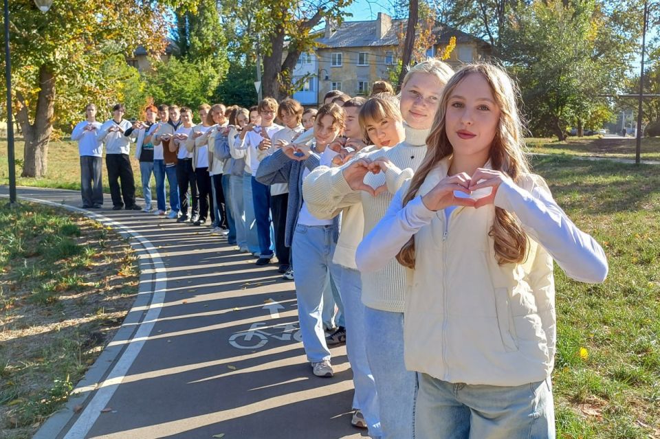 Шаг за шагом к здоровью!. 7 октября молодежь Пролетарского района города Донецка присоединилась к Всероссийской акции «10 000 шагов к жизни» Шаг за шагом к здоровью!. 7 октября молодежь Пролетарского района города Донецка присоединилась к Всероссийской акции «10 000 шагов к жизни»