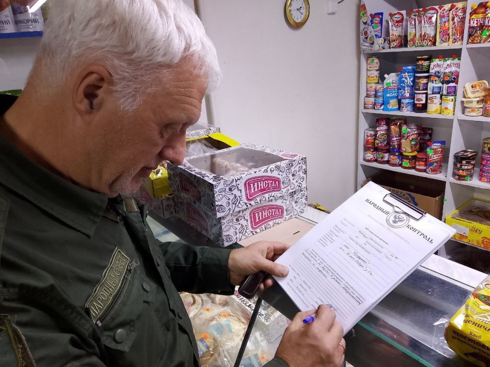 Председатель Совета женщин города Тореза Зверева Марина, в составе комиссии "Народного контроля" города Тореза, совместно с депутатом Народного Совета Бедило Андреем, помощником депутата Народного совета Волосковым Сергеем Председатель Совета женщин города Тореза Зверева Марина, в составе комиссии "Народного контроля" города Тореза, совместно с депутатом Народного Совета Бедило Андреем, помощником депутата Народного совета Волосковым Сергеем