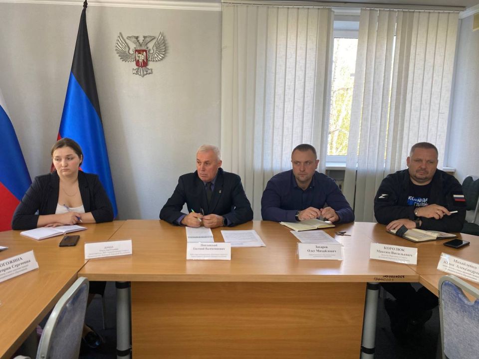 Вчера провел аппаратное совещание с руководителями ведомств, а также представителями силовых структур Вчера провел аппаратное совещание с руководителями ведомств, а также представителями силовых структур