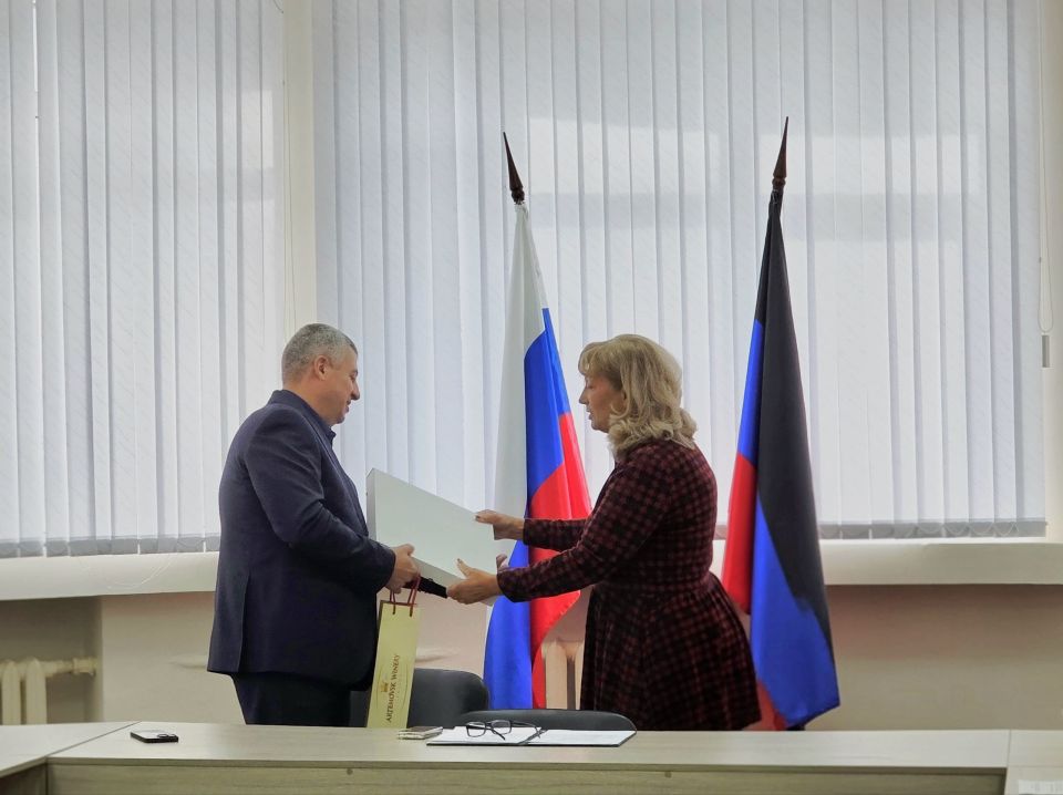 Татьяна Копылова: Сегодня, 8 октября, провела аппаратное совещание Управы Ворошиловского внутригородского района Администрации городского округа Донецк обсуждались вопросы жизнедеятельности района, а именно: Татьяна Копылова: Сегодня, 8 октября, провела аппаратное совещание Управы Ворошиловского внутригородского района Администрации городского округа Донецк обсуждались вопросы жизнедеятельности района, а именно:
