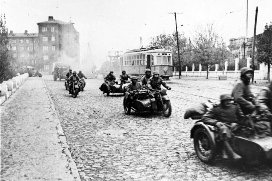 8 октября 1941 года в центр Мариуполя прорвались передовые части войск СС нацистской Германии — моторизованная бригада «Лейбштандарт СС Адольф Гитлер»… Началась 23-месячная трагедия — тысячи жителей Мариуполя были убиты... 8 октября 1941 года в центр Мариуполя прорвались передовые части войск СС нацистской Германии — моторизованная бригада «Лейбштандарт СС Адольф Гитлер»… Началась 23-месячная трагедия — тысячи жителей Мариуполя были убиты...