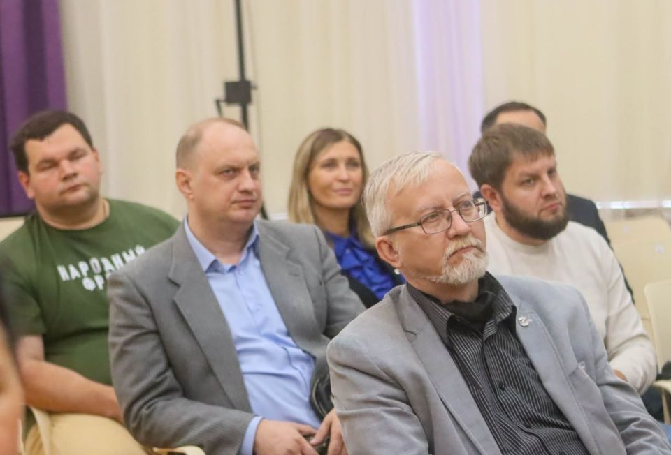 Сергей Самохин: Поучаствовал в пленарном заседании Общественной палаты ДНР, где Председатель ОП Республики Александр Кофман (я с ним на первой фотографии) рассказал о Международном фестивале креативных индустрий «Звезды над... Сергей Самохин: Поучаствовал в пленарном заседании Общественной палаты ДНР, где Председатель ОП Республики Александр Кофман (я с ним на первой фотографии) рассказал о Международном фестивале креативных индустрий «Звезды над...