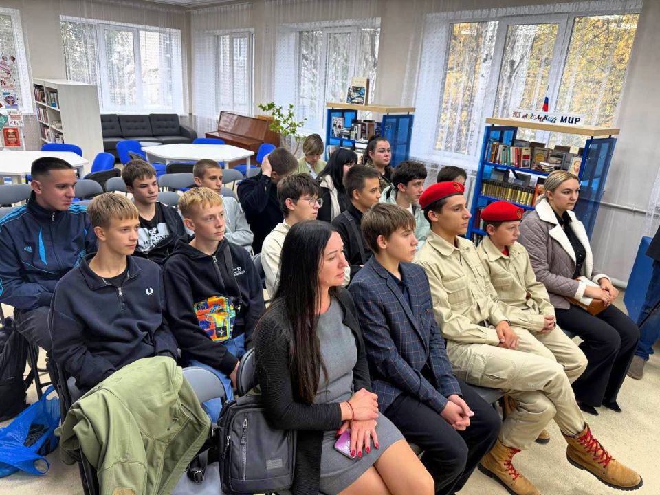 Отдел молодежной политики совместно с Фондом Защитников Отечества провели встречу для обучающихся с участником Специальной Военной Операции Сергеем Чукаевым Отдел молодежной политики совместно с Фондом Защитников Отечества провели встречу для обучающихся с участником Специальной Военной Операции Сергеем Чукаевым