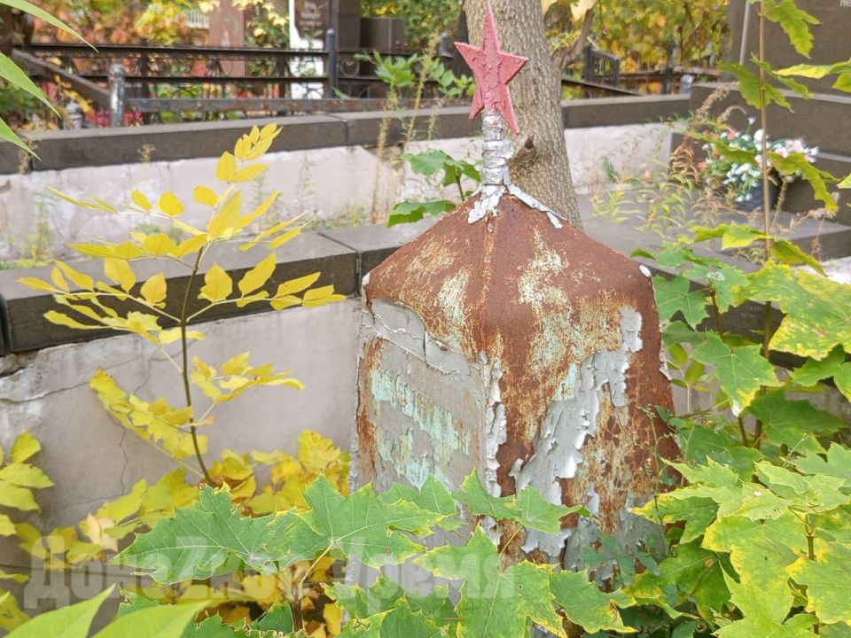 В память о неизвестном солдате: донецкая молодежь приводит в порядок старые могилы на кладбищах В память о неизвестном солдате: донецкая молодежь приводит в порядок старые могилы на кладбищах