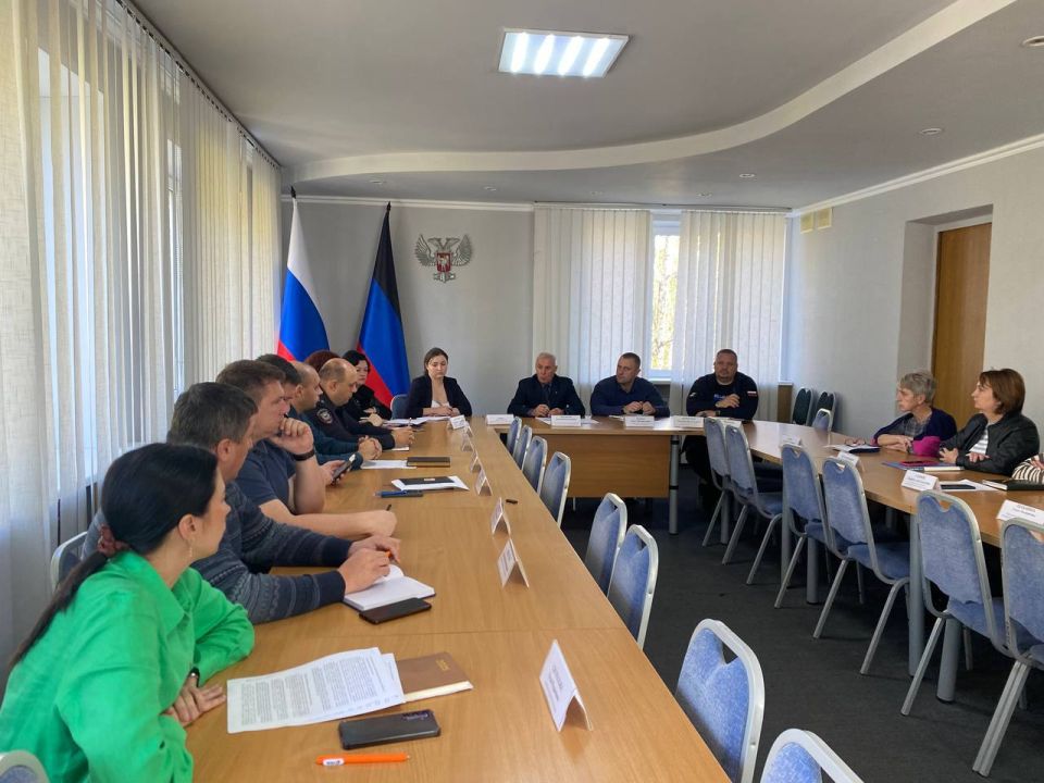 Вчера провел аппаратное совещание с руководителями ведомств, а также представителями силовых структур Вчера провел аппаратное совещание с руководителями ведомств, а также представителями силовых структур