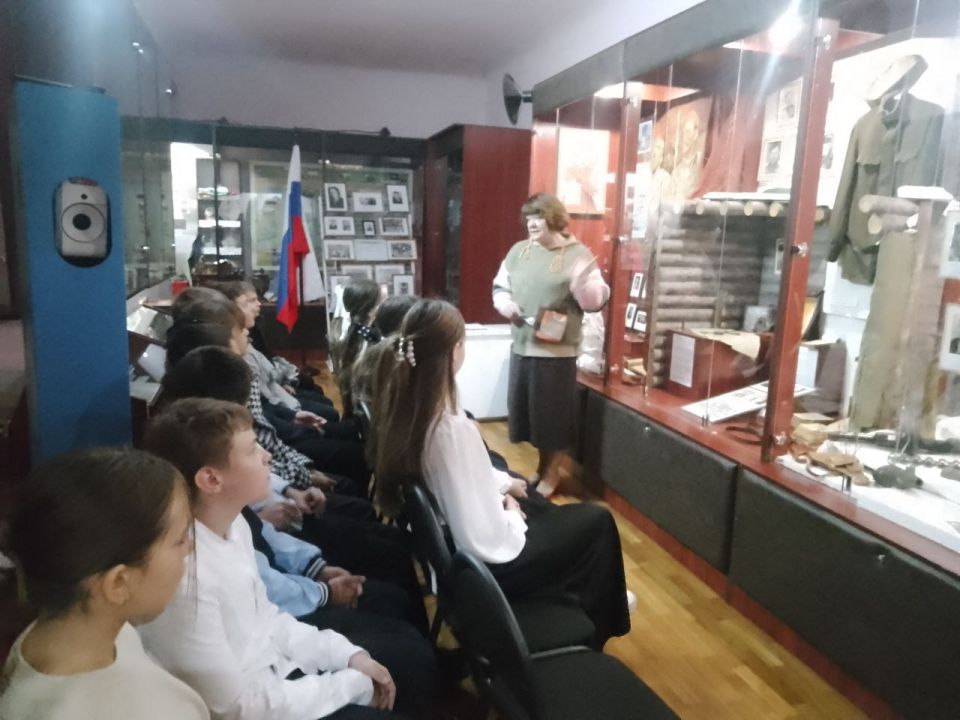 В Музее истории города прошла экскурсия для учащихся ГБОУ "СШ №2 Г. О. Харцызск" об учителях города Харцызска, участниках Великой Отечественный войны , в рамках проекта «Историческая память» партии «Единая Россия» В Музее истории города прошла экскурсия для учащихся ГБОУ "СШ №2 Г. О. Харцызск" об учителях города Харцызска, участниках Великой Отечественный войны , в рамках проекта «Историческая память» партии «Единая Россия»