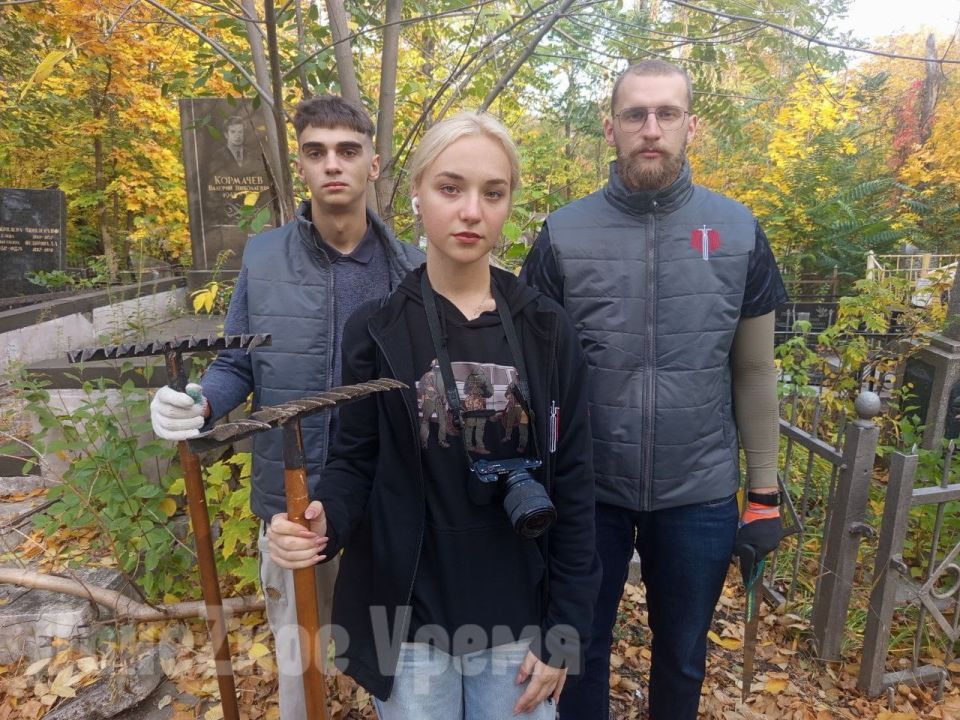 В память о неизвестном солдате: донецкая молодежь приводит в порядок старые могилы на кладбищах В память о неизвестном солдате: донецкая молодежь приводит в порядок старые могилы на кладбищах