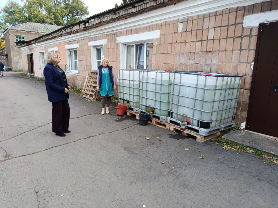По поручению Главы Республики Дениса Пушилина депутат Торезского городского совета Яна Оприщенко проконтролировала подвоз воды в ранее установленные ёмкости возле ГБПОУ "ТТСТС" По поручению Главы Республики Дениса Пушилина депутат Торезского городского совета Яна Оприщенко проконтролировала подвоз воды в ранее установленные ёмкости возле ГБПОУ "ТТСТС"