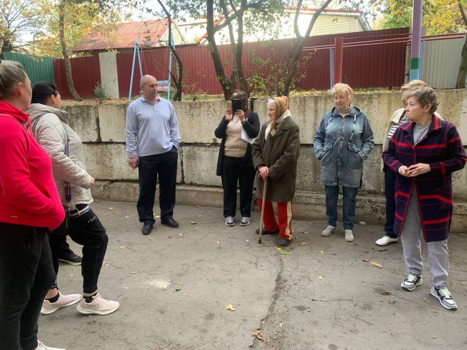 8 октября, заместитель главы администрации городского округа Торез Александр Ставицкий провел встречу с населением по адресу: 8 октября, заместитель главы администрации городского округа Торез Александр Ставицкий провел встречу с населением по адресу: