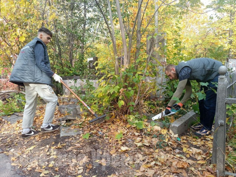 В память о неизвестном солдате: донецкая молодежь приводит в порядок старые могилы на кладбищах В память о неизвестном солдате: донецкая молодежь приводит в порядок старые могилы на кладбищах