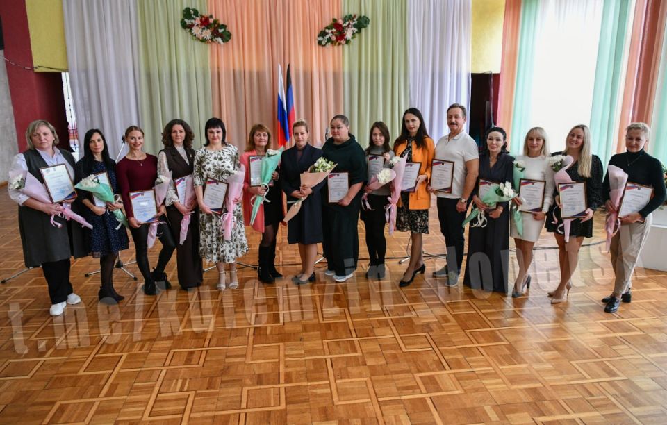 Сегодня во Дворце детского юношеского творчества города Донецка поздравили работников дополнительного образования с профессиональным праздником Сегодня во Дворце детского юношеского творчества города Донецка поздравили работников дополнительного образования с профессиональным праздником
