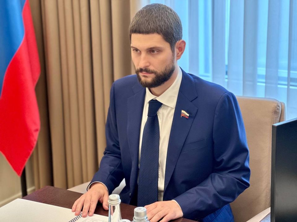 Александр Волошин: Сегодня провёл рабочую встречу с директором межрегиональной общественной организации гуманитарной помощи «Русский мир» Вадимом Хомичем Александр Волошин: Сегодня провёл рабочую встречу с директором межрегиональной общественной организации гуманитарной помощи «Русский мир» Вадимом Хомичем
