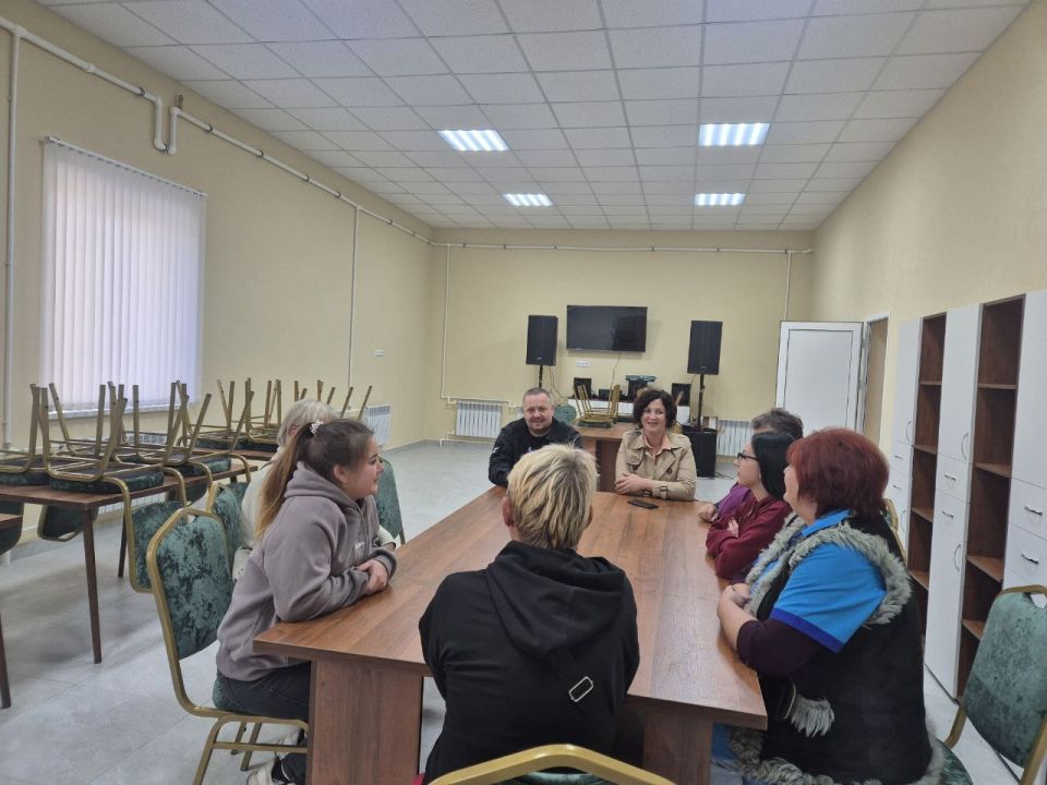 Заместитель председателя #Комитет_по_вопросам_агропромышленного_комплекса_земельных_отношений Максим Королюк (фракция «Единая Россия») по поручению Главы ДНР Дениса Пушилина провел встречу с трудовым коллективом МБУ Клуб... Заместитель председателя #Комитет_по_вопросам_агропромышленного_комплекса_земельных_отношений Максим Королюк (фракция «Единая Россия») по поручению Главы ДНР Дениса Пушилина провел встречу с трудовым коллективом МБУ Клуб...