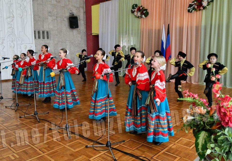 Сегодня во Дворце детского юношеского творчества города Донецка поздравили работников дополнительного образования с профессиональным праздником Сегодня во Дворце детского юношеского творчества города Донецка поздравили работников дополнительного образования с профессиональным праздником