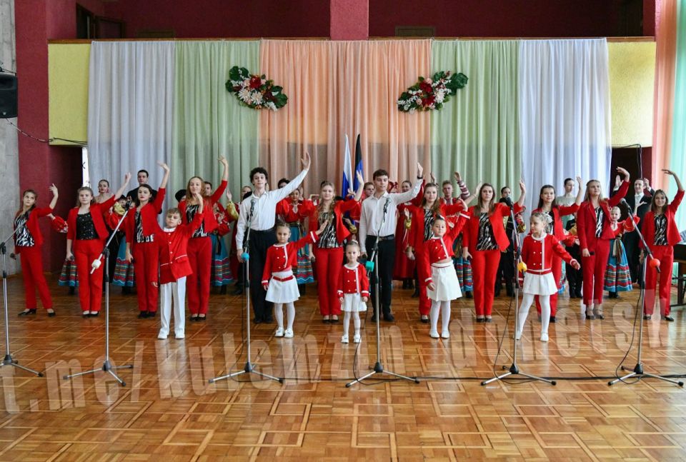 Сегодня во Дворце детского юношеского творчества города Донецка поздравили работников дополнительного образования с профессиональным праздником Сегодня во Дворце детского юношеского творчества города Донецка поздравили работников дополнительного образования с профессиональным праздником