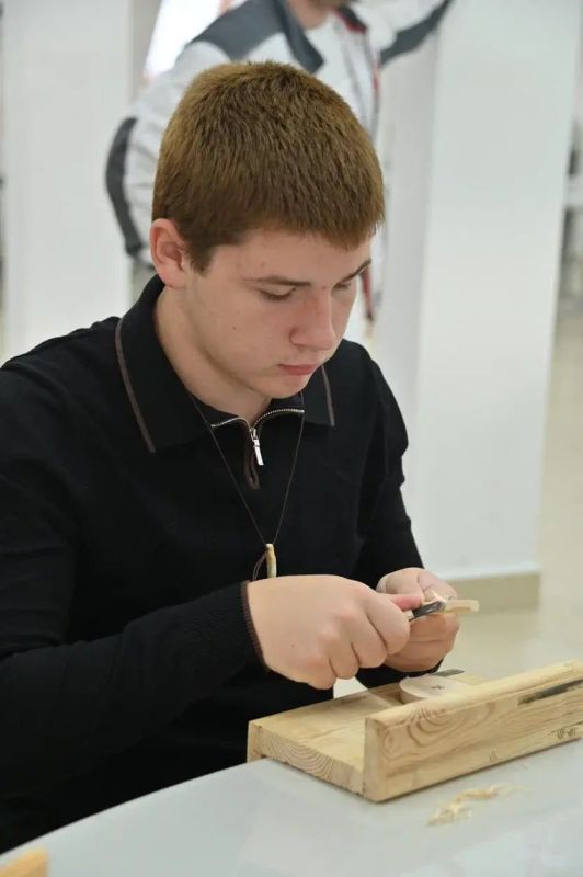 В «Окружном Доме ремесел» ЯНАО провели урок резьбы по дереву для волновахских школьников В «Окружном Доме ремесел» ЯНАО провели урок резьбы по дереву для волновахских школьников