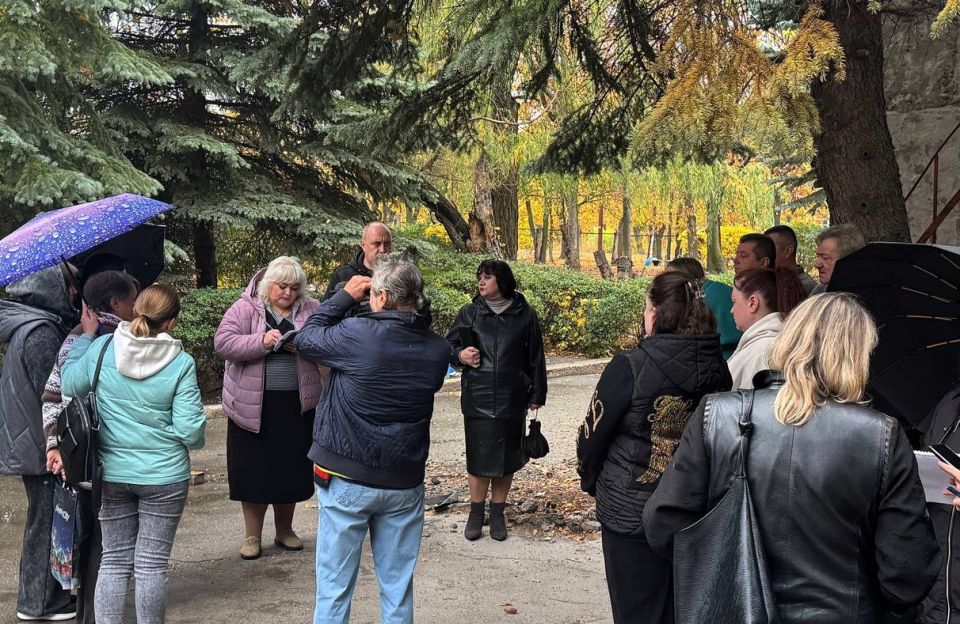 Сегодня, 9 октября, в Советском внутригородском районе депутат Макеевского городского совета первого созыва Оксана Бевцык провела встречу с жителями жилого массива Ханженково-Северный возле дома № 1А квартала 8 Сегодня, 9 октября, в Советском внутригородском районе депутат Макеевского городского совета первого созыва Оксана Бевцык провела встречу с жителями жилого массива Ханженково-Северный возле дома № 1А квартала 8