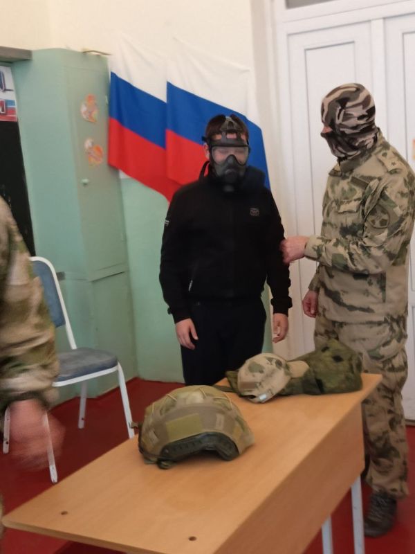Денис Зубов: СВОим примером! . В рамках акции "СВОим Примером" состоялся урок мужества, организованный администрацией городского округа Иловайск и сотрудниками Росгвардии, для старшеклассников ГБОУ "СШ №14" Денис Зубов: СВОим примером! . В рамках акции "СВОим Примером" состоялся урок мужества, организованный администрацией городского округа Иловайск и сотрудниками Росгвардии, для старшеклассников ГБОУ "СШ №14"