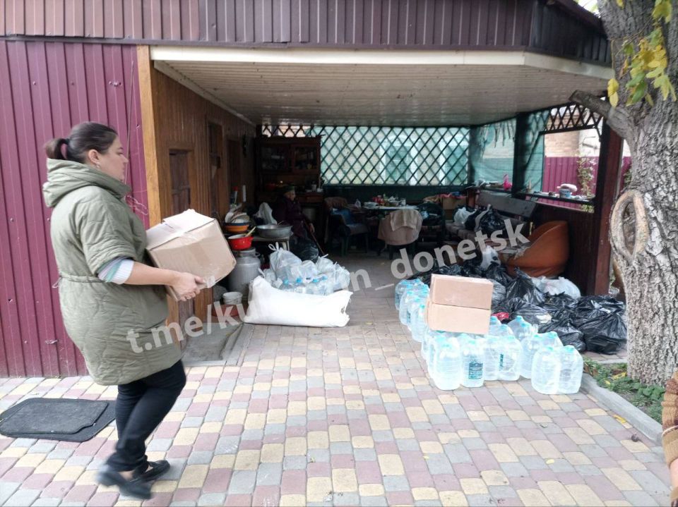 Спасла павлинов во время боевых действий: Жительнице Великой Новоселки доставили корм для редких птиц Спасла павлинов во время боевых действий: Жительнице Великой Новоселки доставили корм для редких птиц