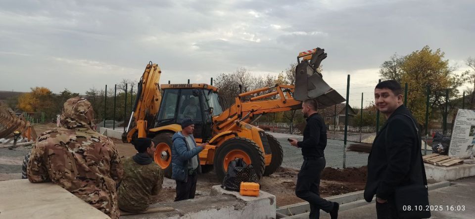 Председатель Тельмановского муниципального совета Дмитрий Липчанский совместно с представителем общественного совета муниципального образования посетили объект благоустройства в селе Гранитное, который реализуется в рамках... Председатель Тельмановского муниципального совета Дмитрий Липчанский совместно с представителем общественного совета муниципального образования посетили объект благоустройства в селе Гранитное, который реализуется в рамках...