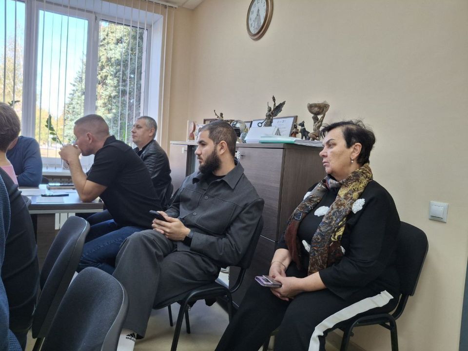 Во исполнение поручения Главы Донецкой Народной Республики Дениса Пушилина, 08 октября 2025 года, депутаты Ясиноватского муниципального совета Елена Алипа, Владимир Сергиенко и Сергей Куксенко провели встречи с жителями Во исполнение поручения Главы Донецкой Народной Республики Дениса Пушилина, 08 октября 2025 года, депутаты Ясиноватского муниципального совета Елена Алипа, Владимир Сергиенко и Сергей Куксенко провели встречи с жителями