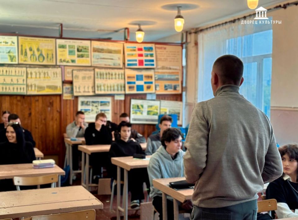 9 октября сотрудники Харцызского городского Дворца культуры провели для одиннадцатиклассников ГБОУ «Лицей «Интеллект» г.о. Харцызск» деловую игру по профориентации, посвященную захватывающей профессии культработника 9 октября сотрудники Харцызского городского Дворца культуры провели для одиннадцатиклассников ГБОУ «Лицей «Интеллект» г.о. Харцызск» деловую игру по профориентации, посвященную захватывающей профессии культработника