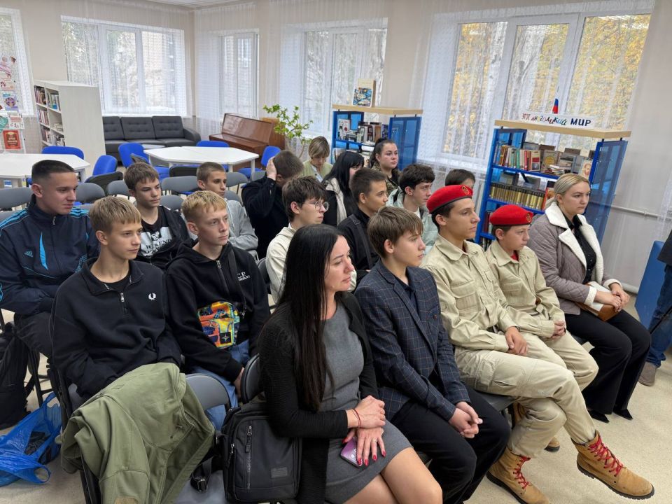Ветеран СВО провел Урок мужества для юных патриотов в Харцызске Ветеран СВО провел Урок мужества для юных патриотов в Харцызске