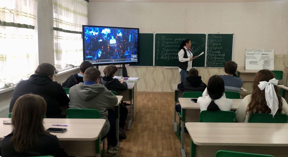 В рамках Карьерных мастерских для молодежи, специалисты Дебальцевского городского центра занятости провели профориентационный урок с учениками 8 класса школы №6 города Дебальцево В рамках Карьерных мастерских для молодежи, специалисты Дебальцевского городского центра занятости провели профориентационный урок с учениками 8 класса школы №6 города Дебальцево