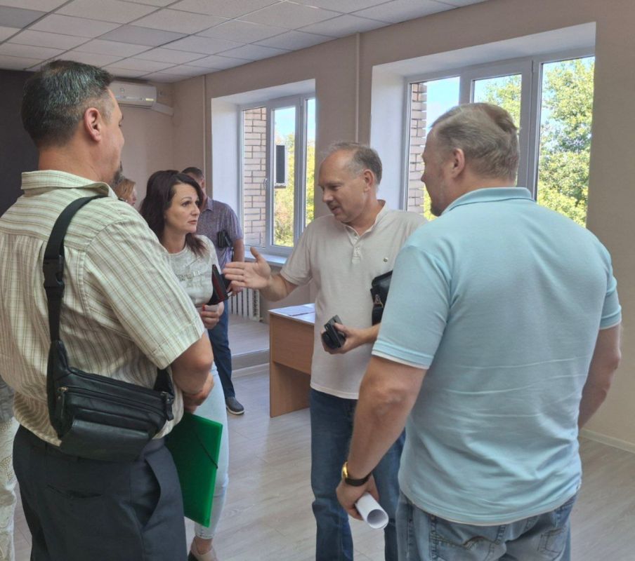 Во исполнение поручения Главы Донецкой Народной Республики Дениса Пушилина, 08 октября 2025 года, депутаты Ясиноватского муниципального совета Елена Алипа, Владимир Сергиенко и Сергей Куксенко провели встречи с жителями Во исполнение поручения Главы Донецкой Народной Республики Дениса Пушилина, 08 октября 2025 года, депутаты Ясиноватского муниципального совета Елена Алипа, Владимир Сергиенко и Сергей Куксенко провели встречи с жителями