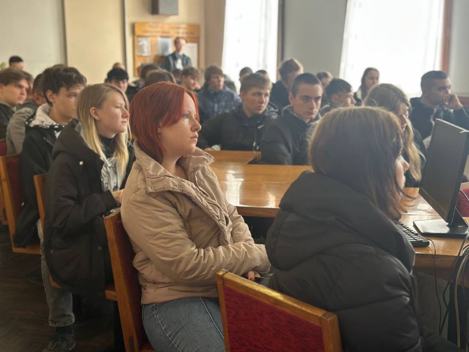 Встреча с молодежью. В рамках направления «ГосСтарт.Диалог» состоялась встреча студентов Енакиевского политехнического техникума с Дарьей Сергеевной Суторминой — заведующей сектором обеспечения деятельности Комиссии по делам... Встреча с молодежью. В рамках направления «ГосСтарт.Диалог» состоялась встреча студентов Енакиевского политехнического техникума с Дарьей Сергеевной Суторминой — заведующей сектором обеспечения деятельности Комиссии по делам...
