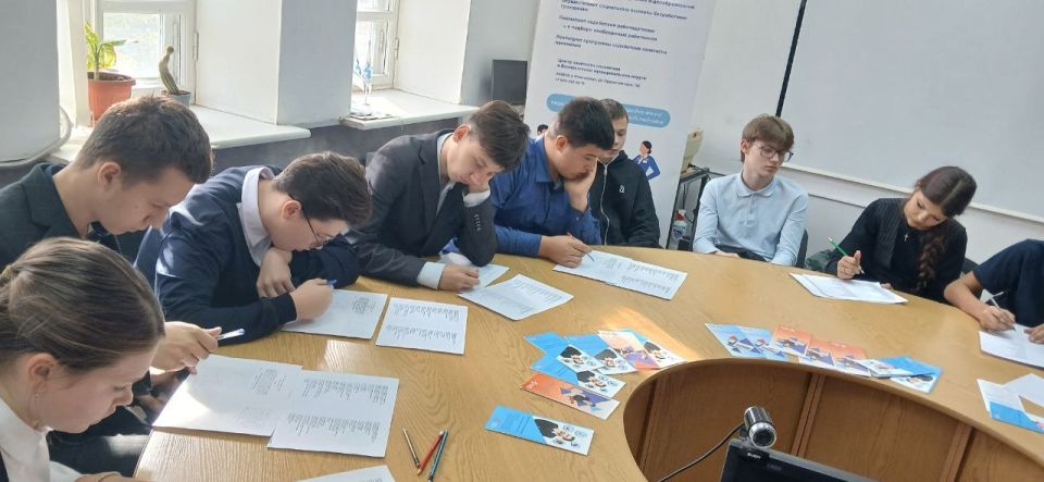 8 октября 2025 года в Ясиноватском городском центре занятости прошел профориентационный урок для девятиклассников школы №2. Мероприятие организовали в рамках Карьерных мастерских 8 октября 2025 года в Ясиноватском городском центре занятости прошел профориентационный урок для девятиклассников школы №2. Мероприятие организовали в рамках Карьерных мастерских