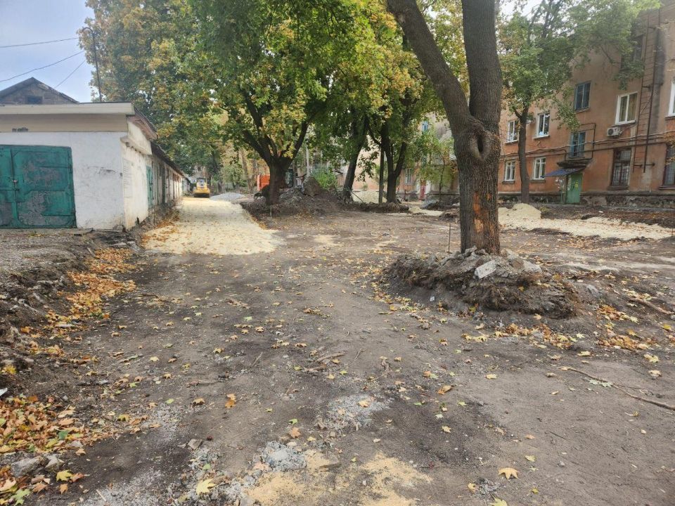 Подрядчики Нижегородской области обновляют дворы в Харцызске Подрядчики Нижегородской области обновляют дворы в Харцызске