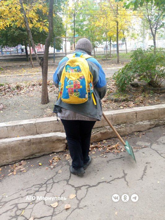 Коммунальщики провели уборку дворов в Ильичевском районе Мариуполя Коммунальщики провели уборку дворов в Ильичевском районе Мариуполя