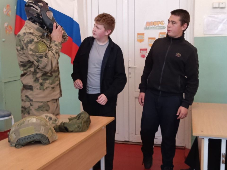 Денис Зубов: СВОим примером! . В рамках акции "СВОим Примером" состоялся урок мужества, организованный администрацией городского округа Иловайск и сотрудниками Росгвардии, для старшеклассников ГБОУ "СШ №14" Денис Зубов: СВОим примером! . В рамках акции "СВОим Примером" состоялся урок мужества, организованный администрацией городского округа Иловайск и сотрудниками Росгвардии, для старшеклассников ГБОУ "СШ №14"