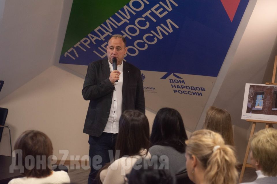 Приветствовали экскурсией и концертом: в Доме народов России состоялась первая встреча Приветствовали экскурсией и концертом: в Доме народов России состоялась первая встреча