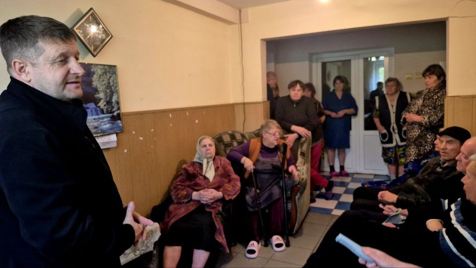 Сегодня заместитель главы администрации городского округа Дебальцево Виталий Тур провел встречу с жителями пункта временного размещения (ПВР) Сегодня заместитель главы администрации городского округа Дебальцево Виталий Тур провел встречу с жителями пункта временного размещения (ПВР)