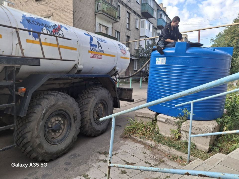 08 октября 2025 года во исполнение поручения Главы Донецкой Народной Республики депутаты Ясиноватского муниципального совета Ольга Безуглая, Владимир Сергиенко и Микаэль Минасян посетили места подвоза воды 08 октября 2025 года во исполнение поручения Главы Донецкой Народной Республики депутаты Ясиноватского муниципального совета Ольга Безуглая, Владимир Сергиенко и Микаэль Минасян посетили места подвоза воды
