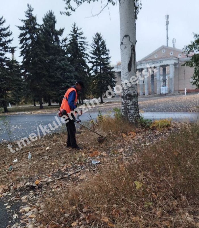 В рамках акции «Чистый четверг» работники коммунального предприятия «Зелёное строительство» совместно с управой Кировского района провели работы по благоустройству «Центральной аллеи Кирова» микрорайона Абакумова В рамках акции «Чистый четверг» работники коммунального предприятия «Зелёное строительство» совместно с управой Кировского района провели работы по благоустройству «Центральной аллеи Кирова» микрорайона Абакумова