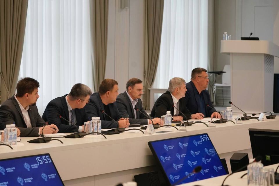 Министр строительства и ЖКХ РФ Ирек Файзуллин провел рабочее совещание по вопросам водоснабжения ДНР и возможностям развития водовода «Река Дон – канал Северский Донец – Донбасс» Министр строительства и ЖКХ РФ Ирек Файзуллин провел рабочее совещание по вопросам водоснабжения ДНР и возможностям развития водовода «Река Дон – канал Северский Донец – Донбасс»