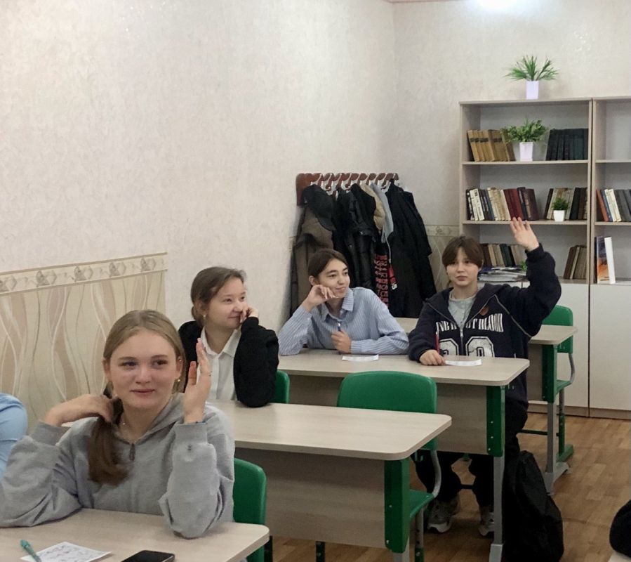 В рамках Карьерных мастерских для молодежи, специалисты Дебальцевского городского центра занятости провели профориентационный урок с учениками 8 класса школы №6 города Дебальцево В рамках Карьерных мастерских для молодежи, специалисты Дебальцевского городского центра занятости провели профориентационный урок с учениками 8 класса школы №6 города Дебальцево