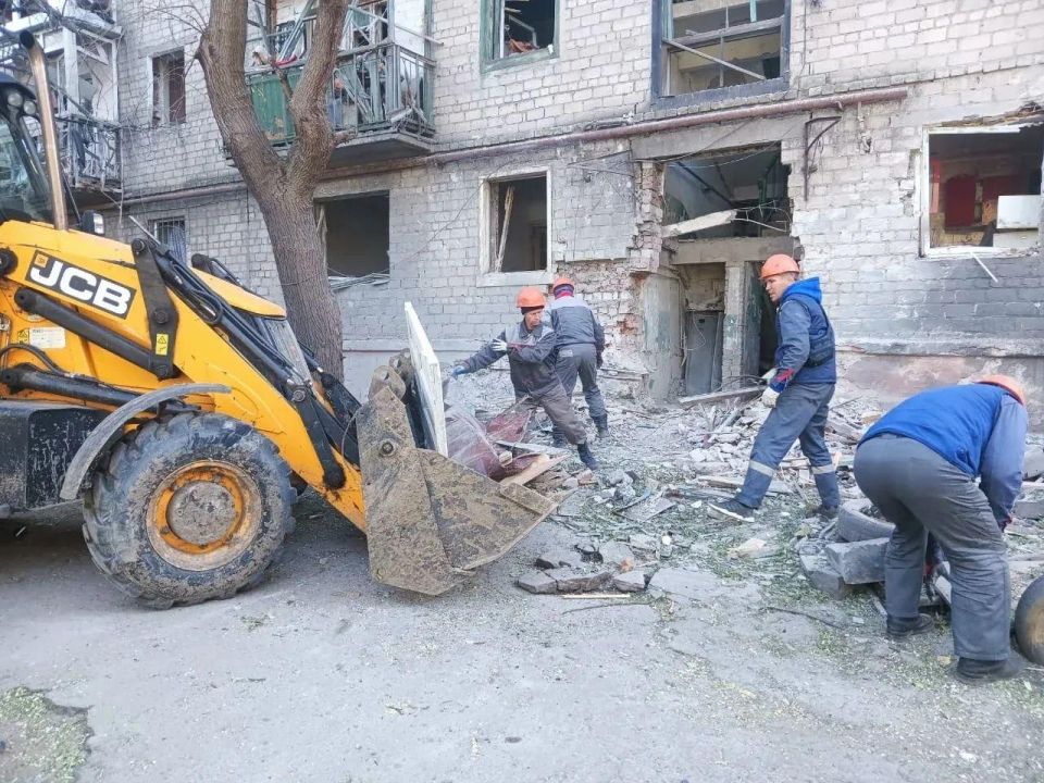 Кузбасские аварийщики продолжают работу в Горловке Кузбасские аварийщики продолжают работу в Горловке