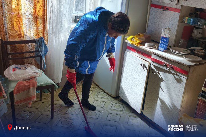 Активисты Единой России помогли по дому ветерану Великой Отечественной войны Активисты Единой России помогли по дому ветерану Великой Отечественной войны