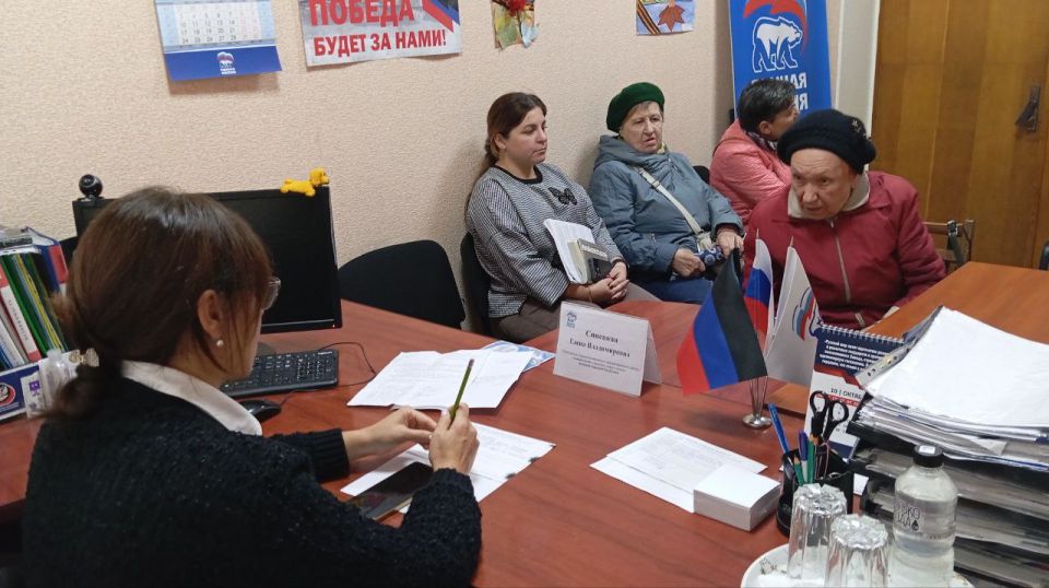 Сегодня, 9 октября, руководитель Управы Калининского внутригородского района Администрации городского округа Донецк Елена Синецкая провела приём граждан в общественной приёмной Всероссийской политической партии «Единая... Сегодня, 9 октября, руководитель Управы Калининского внутригородского района Администрации городского округа Донецк Елена Синецкая провела приём граждан в общественной приёмной Всероссийской политической партии «Единая...